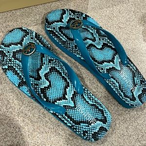 🩴 Michael Kors Blue Cobra Printed Rubber Flip Flops